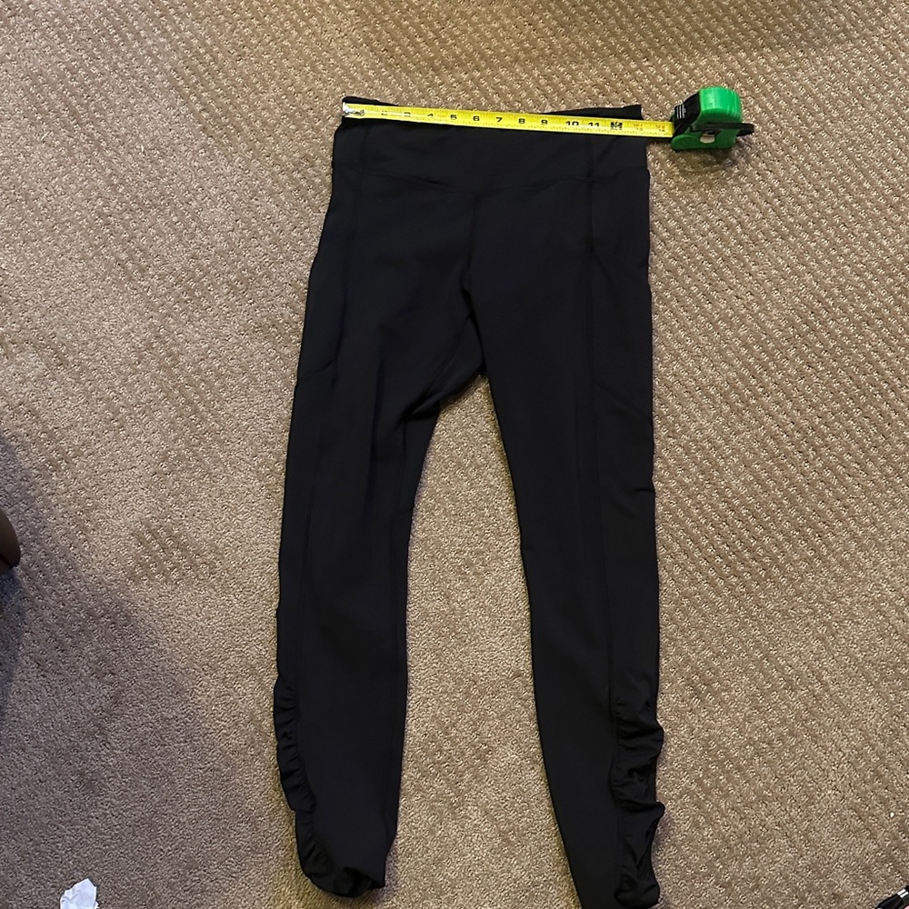 Lululemon size 6. cute leggings -cool bottoms. See pics